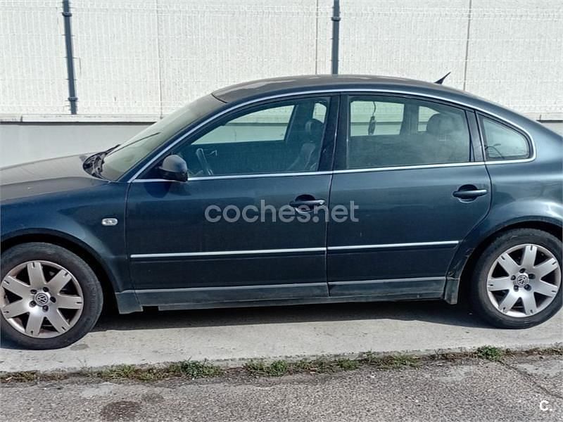 Usado VW Passat Highline 130 CV (95 kW) 2002 Gris / plata Berlina