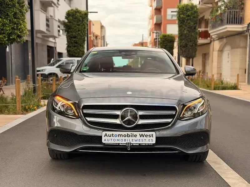 Usado Mercedes E300 245 CV (180 kW) 2016 Gris / plata Berlina