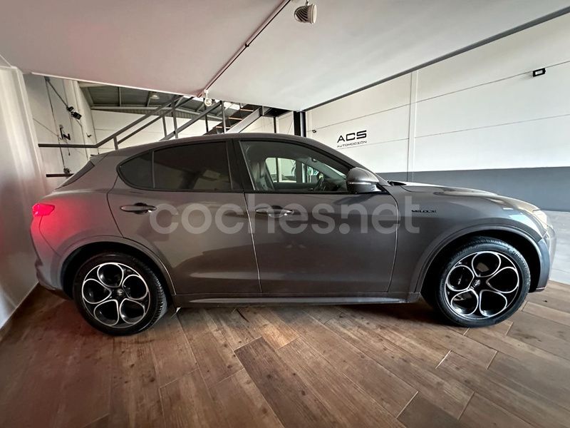 Usado Alfa Romeo Stelvio Veloce 210 CV (154 kW) 2022 Gris / plata SUV