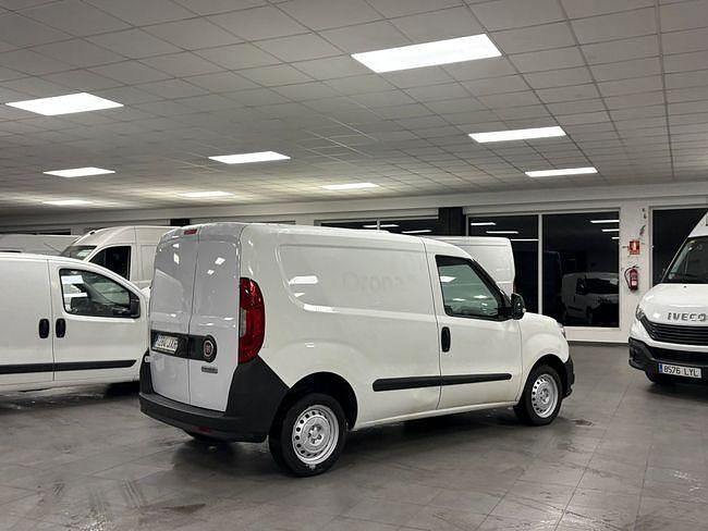 Usado Fiat Doblò 90 CV (66 kW) 2017 Blanco Monovolumen