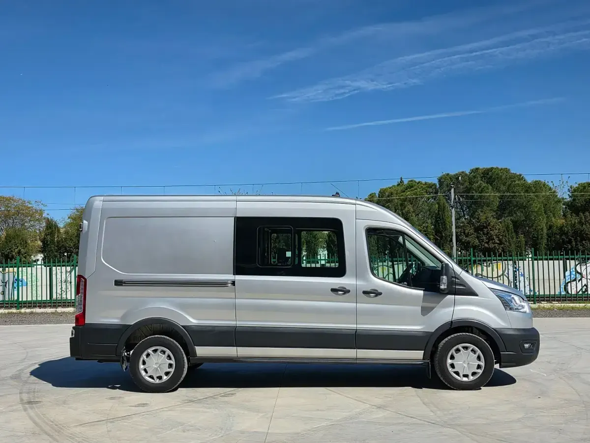 Usado Ford Transit Trend 170 CV (125 kW) 2019 Gris Berlina