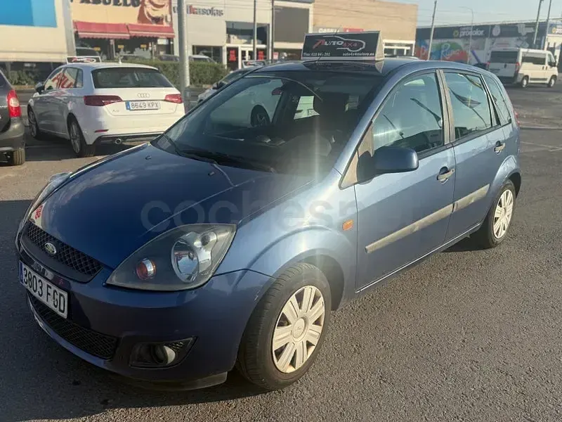 Usado Ford Fiesta Ghia 68 CV (50 kW) 2007 Azul Utilitario