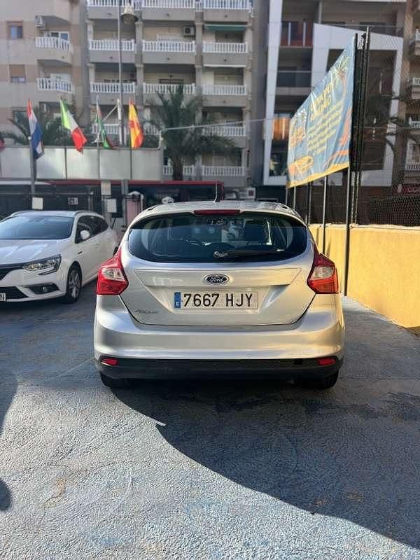 Usado Ford Focus Trend 125 CV (91 kW) 2012 Plateado Utilitario