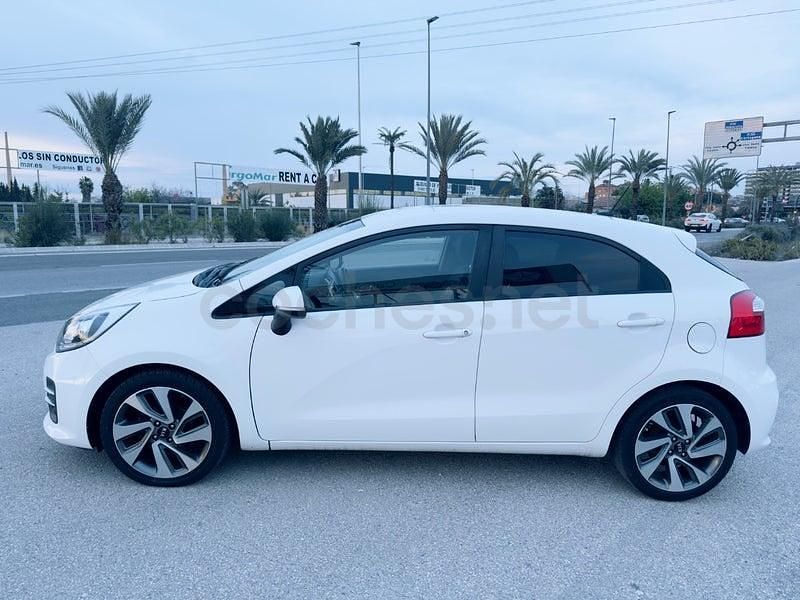 Usado Kia Rio 75 CV (55 kW) 2017 Blanco Berlina
