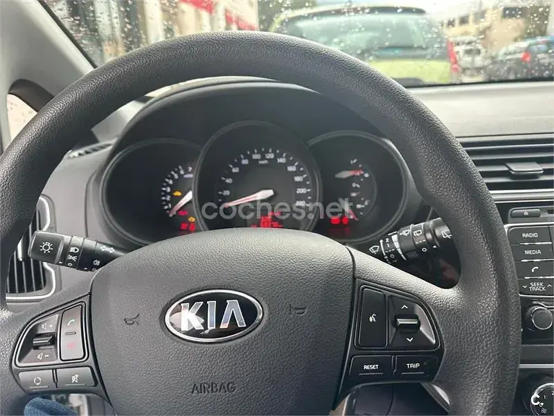Usado Kia Rio 84 CV (61 kW) 2016 Gris / plata Utilitario