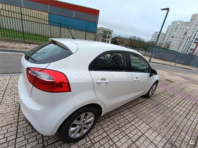 Usado Kia Rio 85 CV (62 kW) 2013 Blanco Berlina