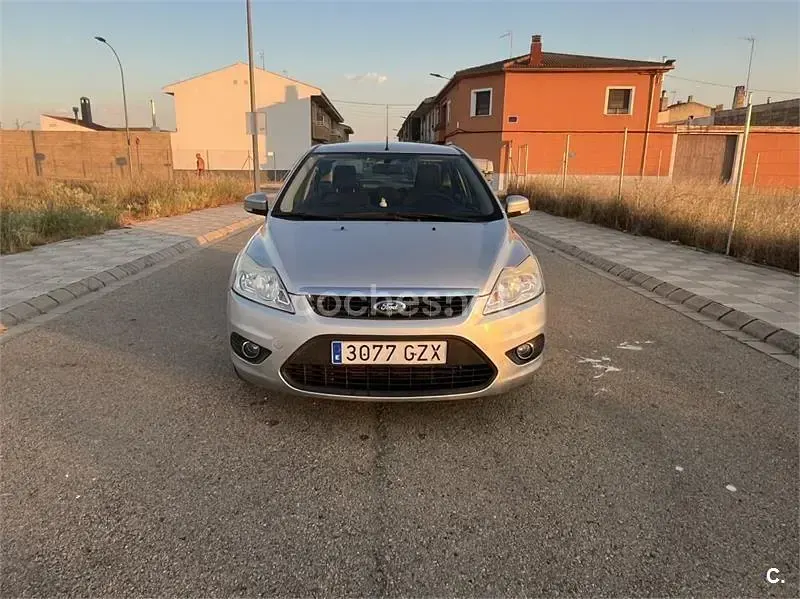 Usado Ford Focus Trend 109 CV (80 kW) 2010 Gris / plata Berlina