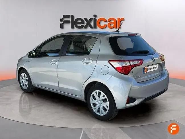 Usado Toyota Yaris Hybrid Advance 100 CV (73 kW) 2019 Gris