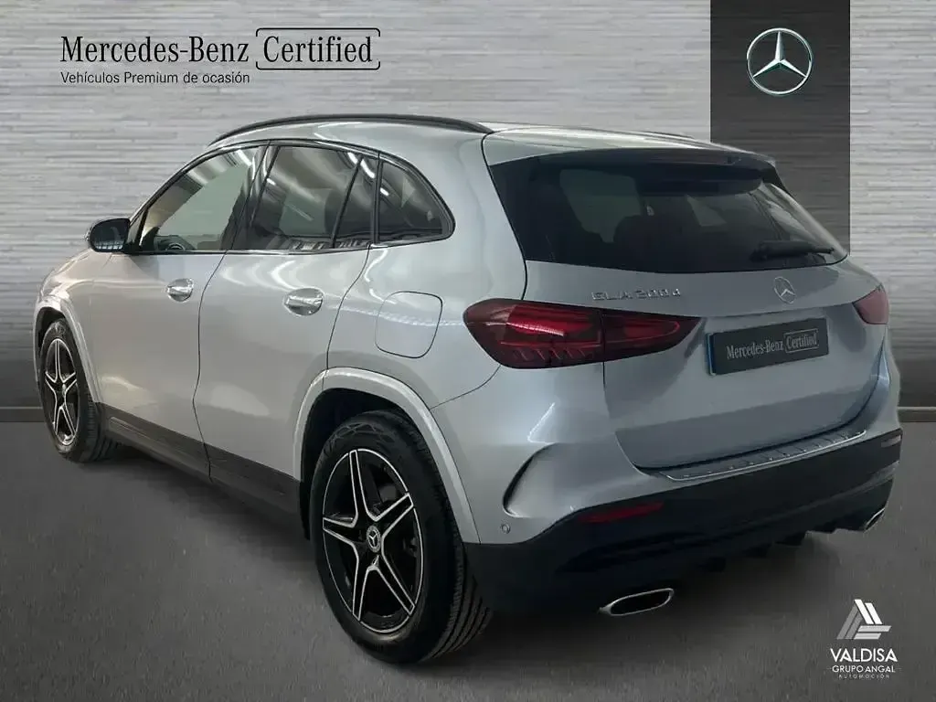 Usado Mercedes GLA200 AMG line 150 CV (110 kW) 2025 Plata hightech SUV