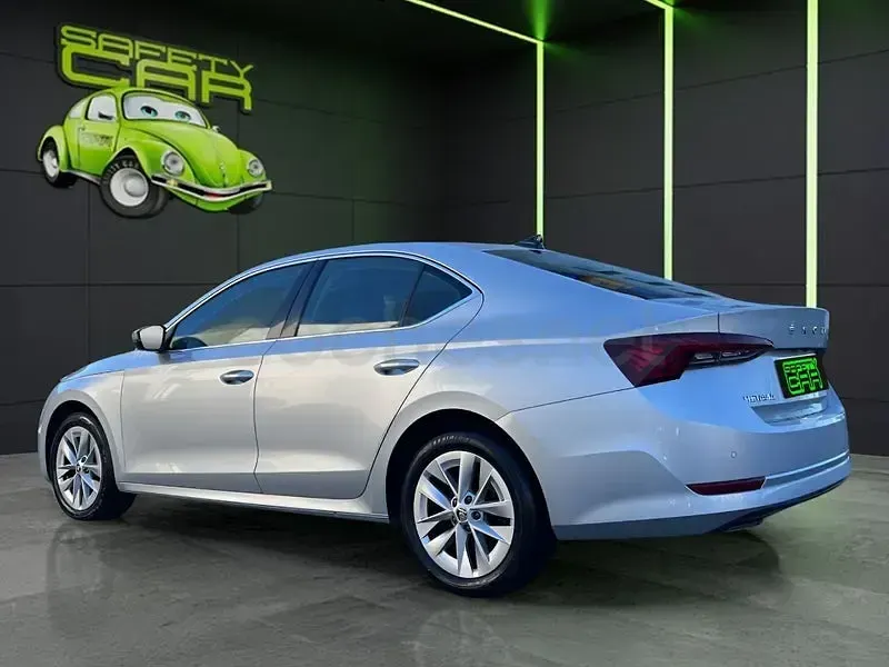 Usado Skoda Octavia Selection 150 CV (110 kW) 2023 Gris / plata Berlina