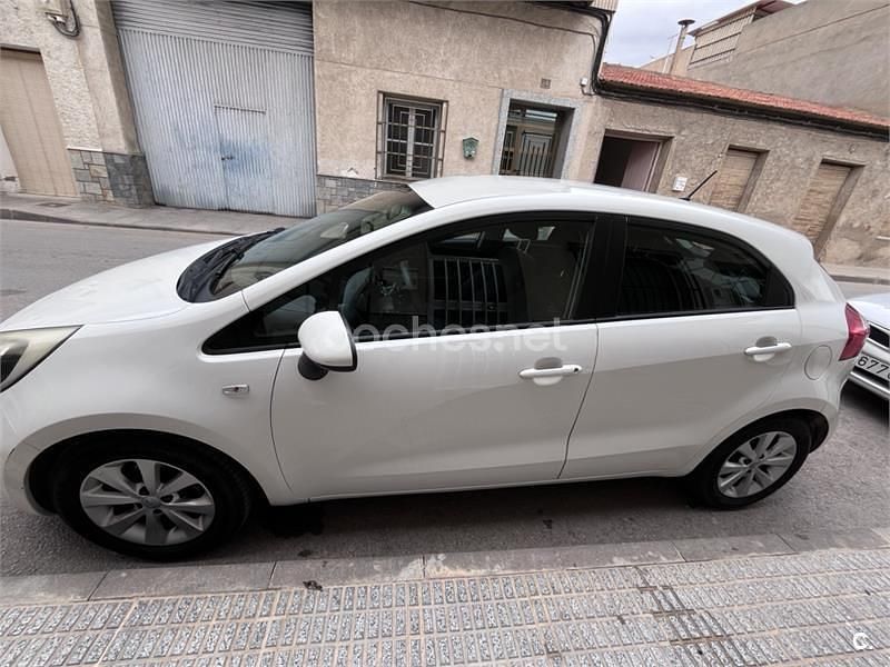 Usado Kia Rio 85 CV (62 kW) 2013 Blanco Berlina