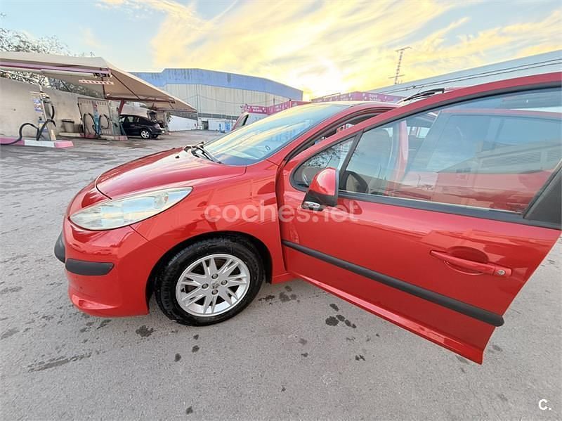 Usado Peugeot 207 70 CV (51 kW) 2007 Rojo Berlina
