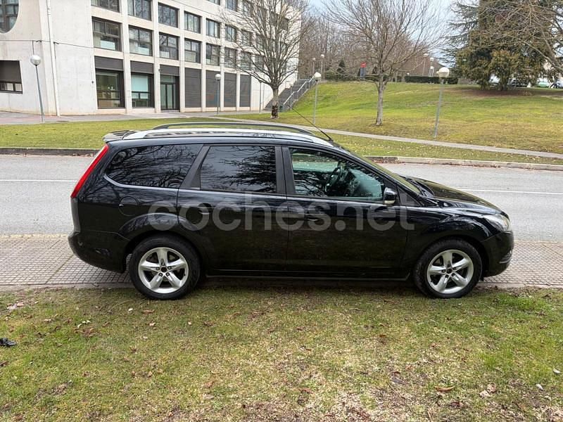 Usado Ford Focus Trend 109 CV (80 kW) 2010 Negro Familiar