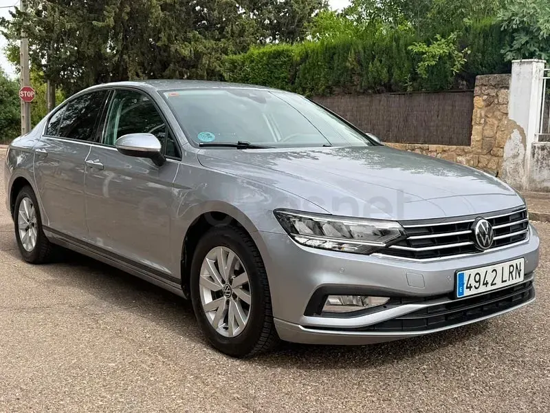 Usado VW Passat 122 CV (89 kW) 2021 Gris / plata Berlina
