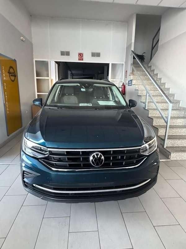 Usado VW Tiguan Life 150 CV (110 kW) 2023 Verde SUV