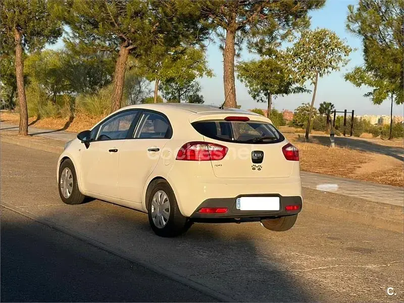 Usado Kia Rio 85 CV (62 kW) 2013 Blanco Berlina