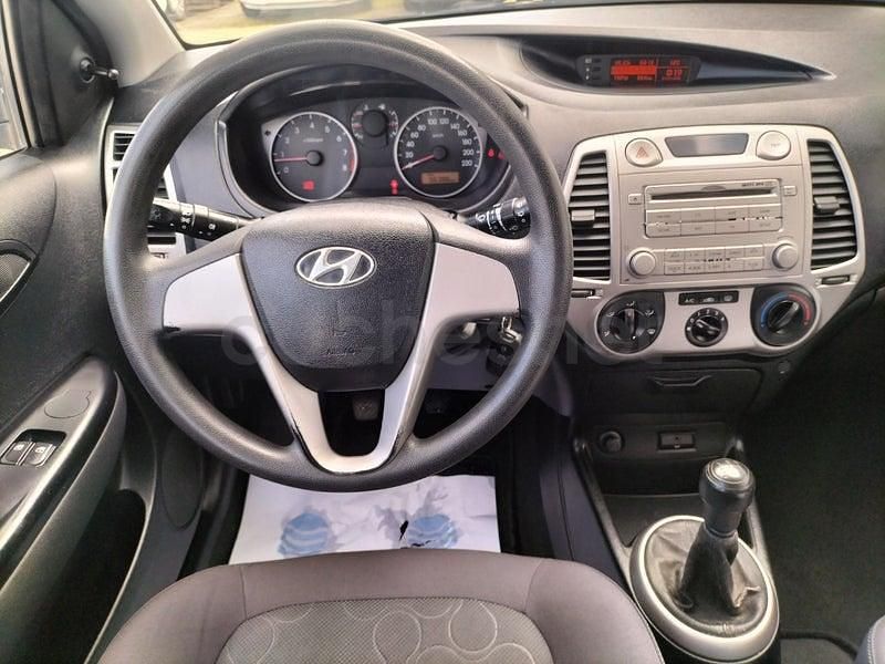Usado Hyundai i20 Comfort 78 CV (57 kW) 2010 Gris / plata Utilitario