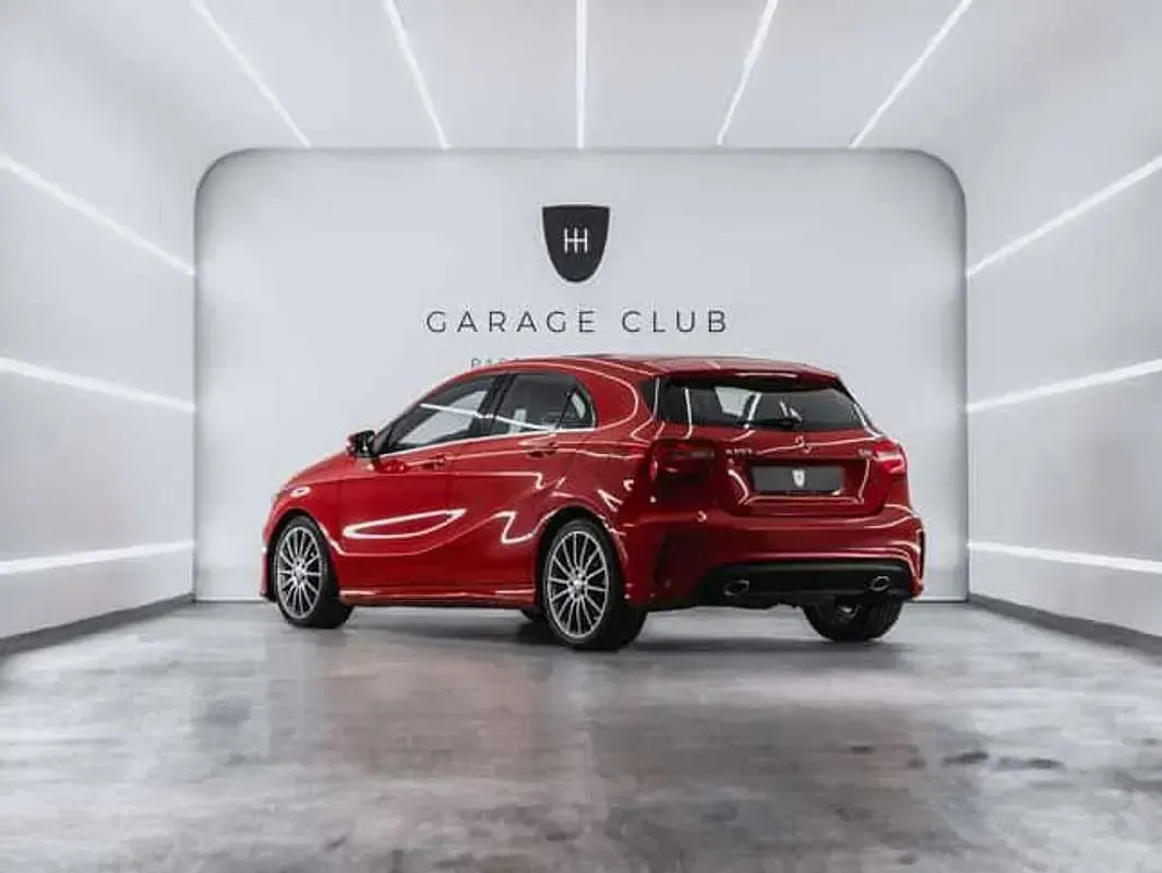 Usado Mercedes A180 AMG line 109 CV (80 kW) 2015 Rojo Utilitario