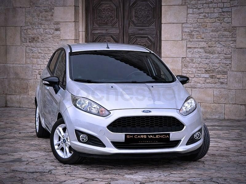 Usado Ford Fiesta Trend 82 CV (60 kW) 2017 Gris / plata Berlina
