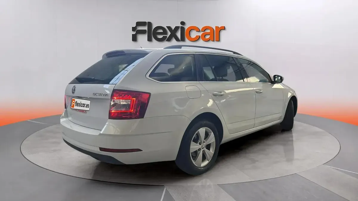 Usado Skoda Octavia Ambition 150 CV (110 kW) 2020 Blanco Familiar