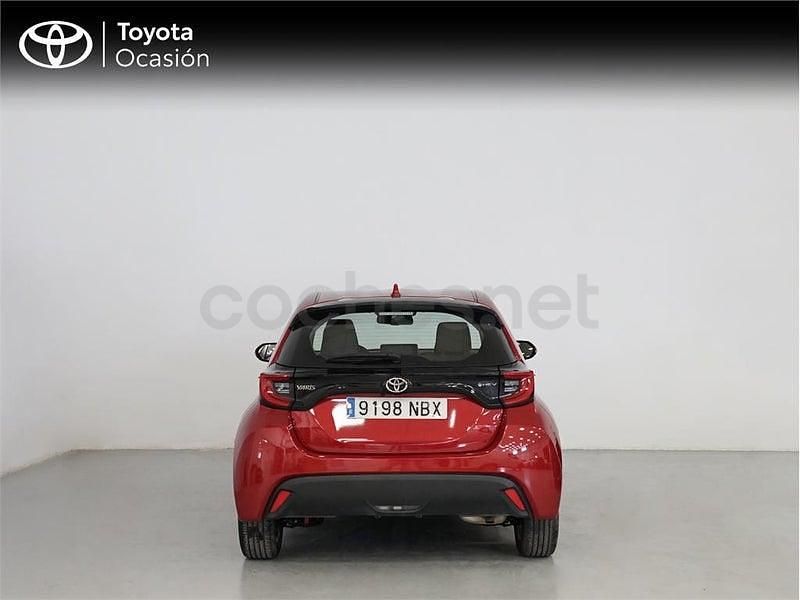 Usado Toyota Yaris Hybrid Active 116 CV (85 kW) 2025 Rojo Monovolumen