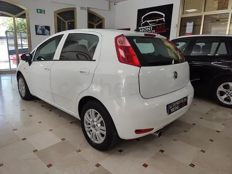 Usado Fiat Punto Pop 69 CV (50 kW) 2016 Blanco Utilitario