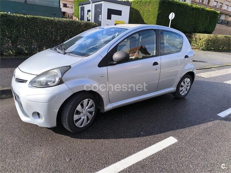 Gris / plata Usado 2013 Toyota Aygo Live Utilitario | 5500 € (Precio justo) - Imagen 1/4