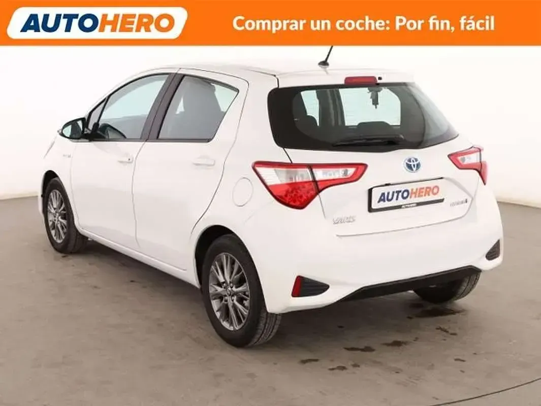 Usado Toyota Yaris Hybrid Active 101 CV (74 kW) 2018 Blanco Berlina