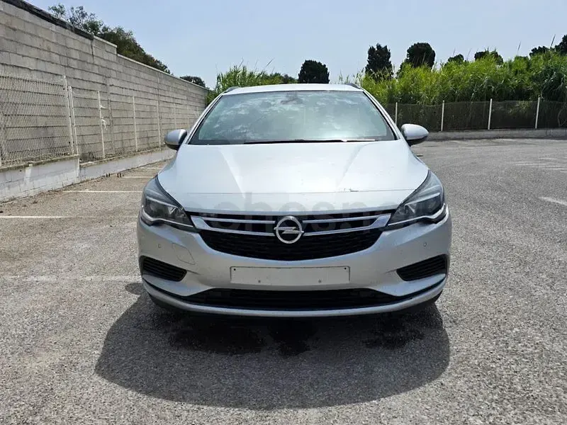 Usado Opel Astra Dynamic 110 CV (80 kW) 2016 Gris / plata Familiar