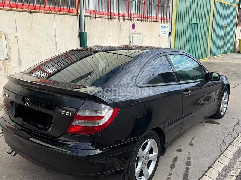 Usado Mercedes C220 143 CV (105 kW) 2005 Negro Berlina