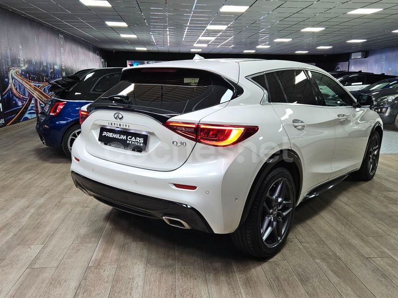 Usado Infiniti Q30 Premium 170 CV (125 kW) 2016 Blanco Utilitario