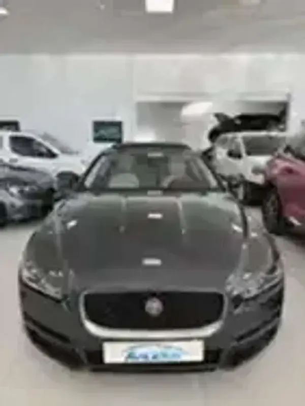 Usado Jaguar XE Prestige 179 CV (131 kW) 2020 Gris Berlina