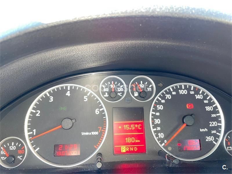 Usado Audi A6 150 CV (110 kW) 2001 Gris / plata Berlina
