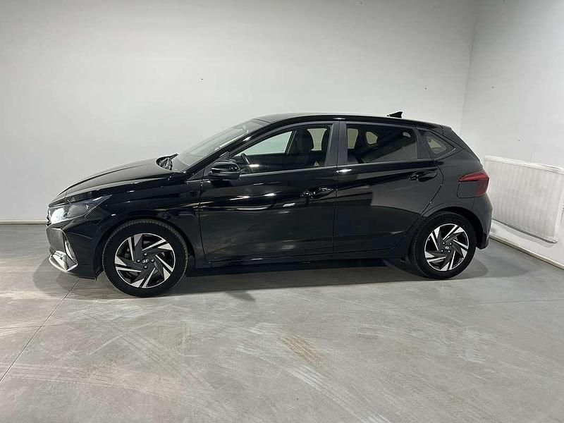 Begagnad Hyundai i20 101 HK (74 kW) 2022 Svart Halvkombi