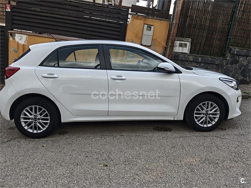 Usado Kia Rio 100 CV (73 kW) 2018 Blanco Berlina