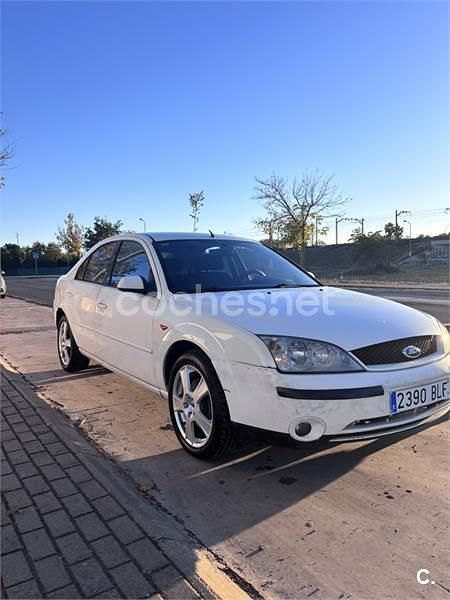 Blanco Usado 2002 Ford Mondeo Ambiente Berlina | 1900 € (Precio justo) - Imagen 1/4