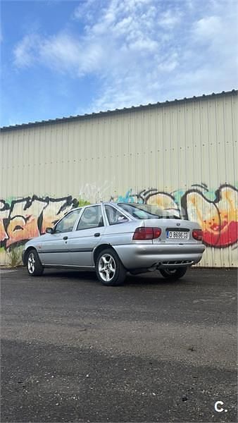 Usado Ford Escort 90 CV (66 kW) 1999 Gris / plata Berlina