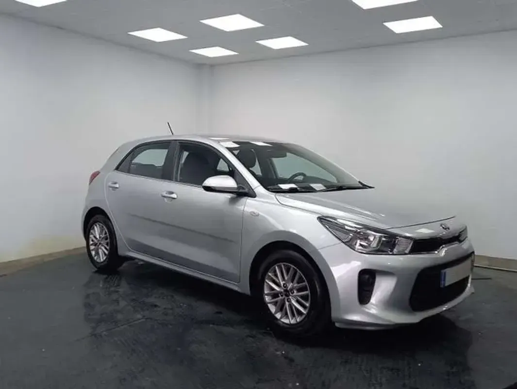Usado Kia Rio Urban 84 CV (61 kW) 2020 Gris Berlina
