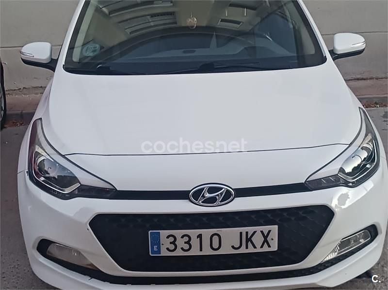 Usado Hyundai i20 84 CV (61 kW) 2015 Blanco Berlina