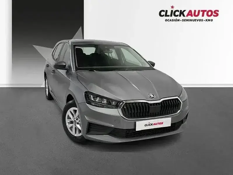 Usado Skoda Fabia Essence 95 CV (69 kW) 2025 Gris / plata Utilitario