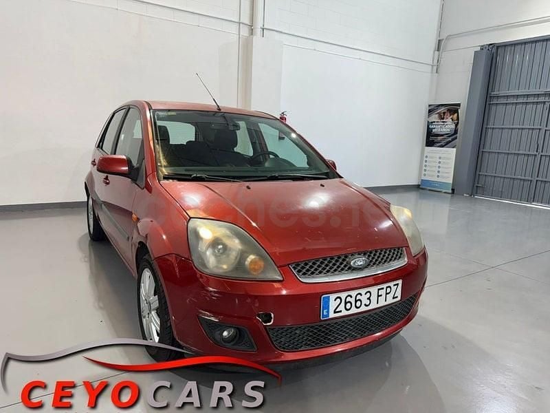 Usado Ford Fiesta Ambiente 68 CV (50 kW) 2007 Rojo Berlina