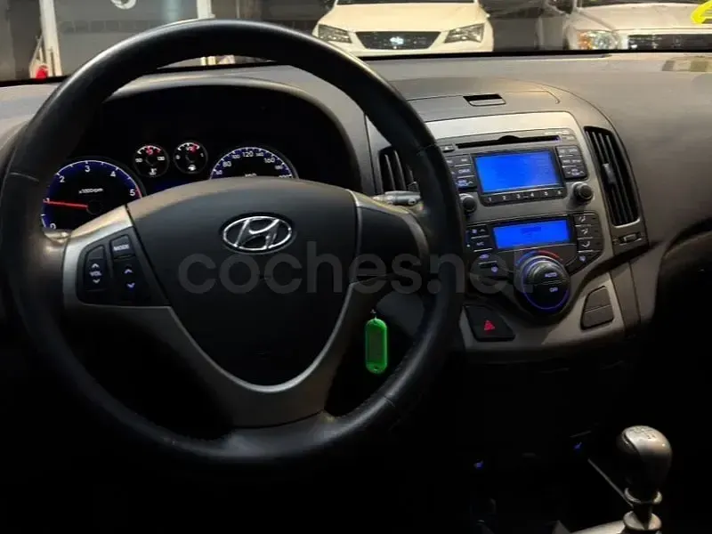 Usado Hyundai i30 Sport 115 CV (84 kW) 2008 Negro Berlina