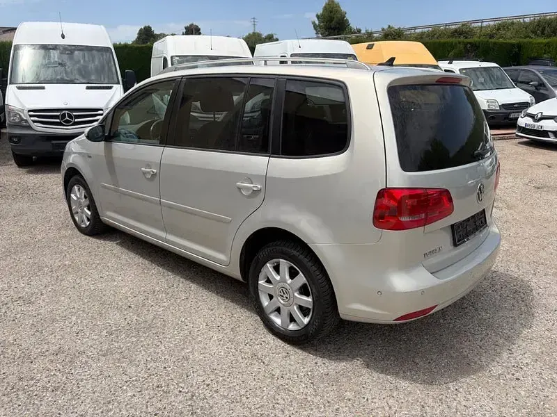Usado VW Touran Business 105 CV (77 kW) 2014 Gris / plata Monovolumen