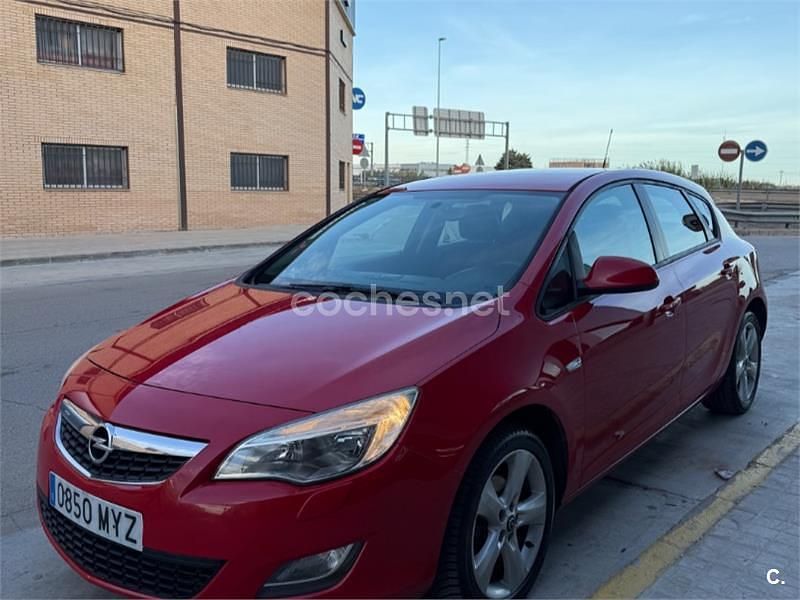 Usado Opel Astra Sport 115 CV (84 kW) 2011 Rojo Berlina