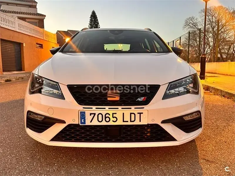 Usado Seat Leon 4Drive 300 CV (220 kW) 2020 Blanco Familiar