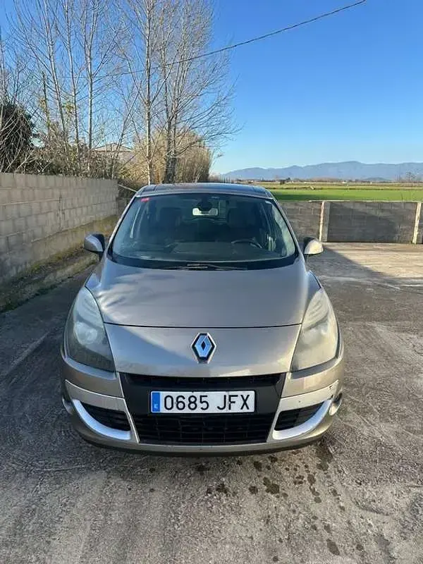 Usado Renault Scenic E-Tech Dynamique 131 CV (96 kW) 2010 Marrón Monovolumen