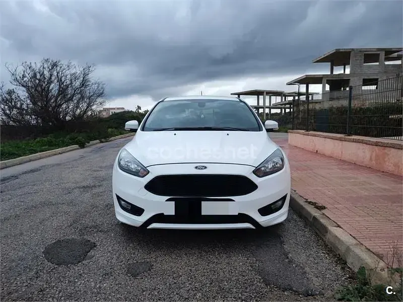 Usado Ford Focus ST-Line 125 CV (91 kW) 2018 Blanco Berlina