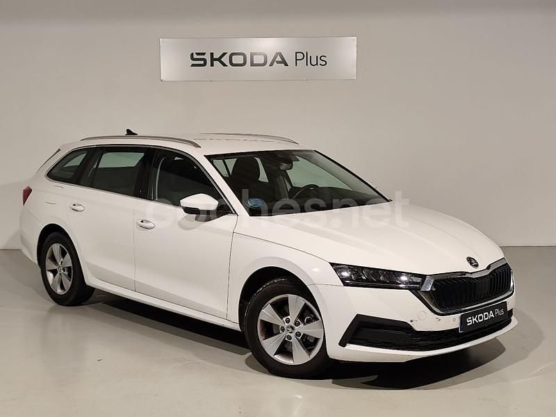Blanco Usado 2022 Skoda Octavia Ambition Familiar | 20.500 € (Precio justo) - Imagen 1/4