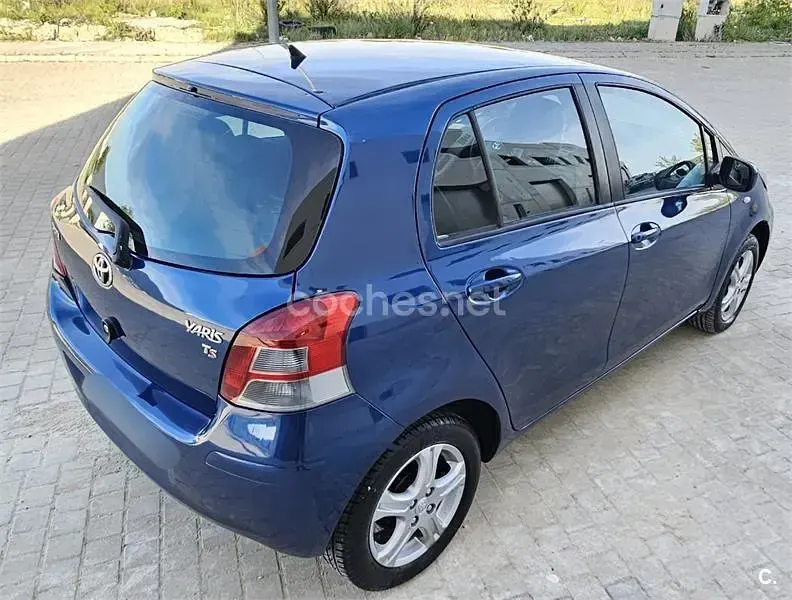 Usado Toyota Yaris 101 CV (74 kW) 2010 Azul Utilitario