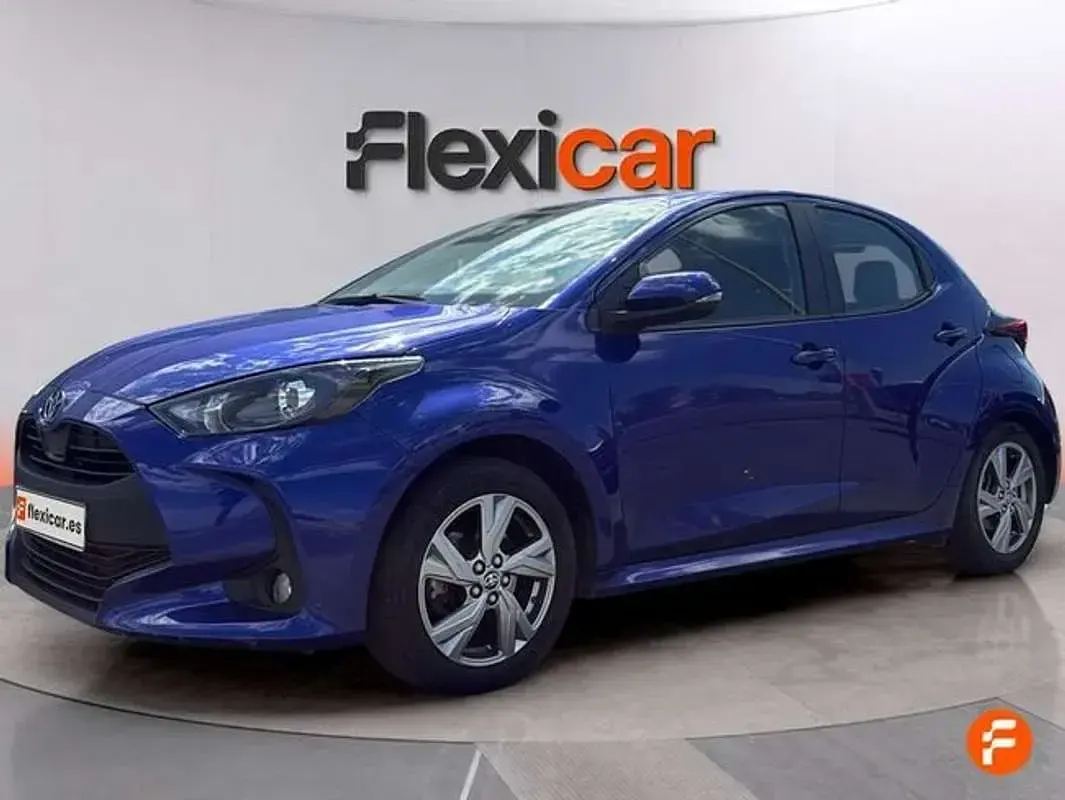 Usado Toyota Yaris Hybrid Active 92 CV (67 kW) 2025 Azul Berlina